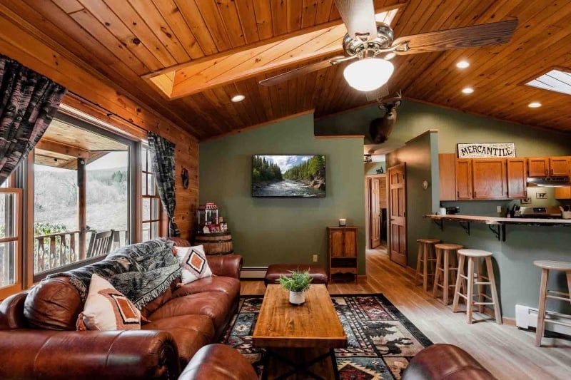  Lakeside Chalet 